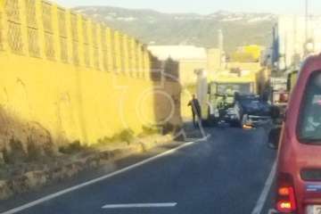  Vuelco de un vehículo en la carretera de Melenara, a la altura del Callejón del Castillo/TA.